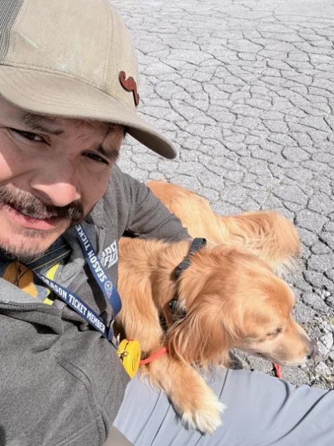 Dog trainer Jesse with a golden retriever